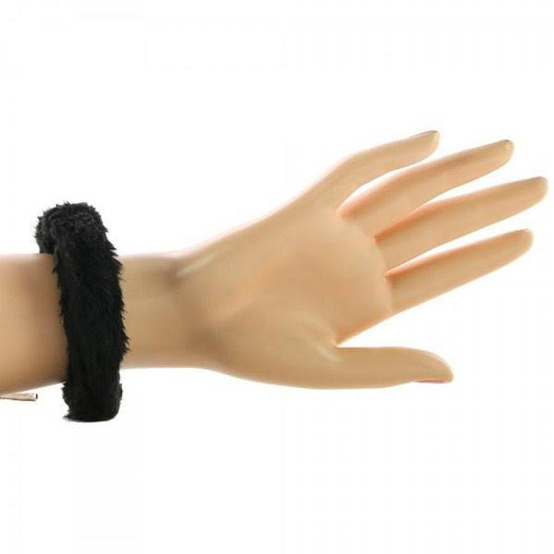 Power Escorts - BR206 Black - Furry Hand cuffs Black -Colour Box