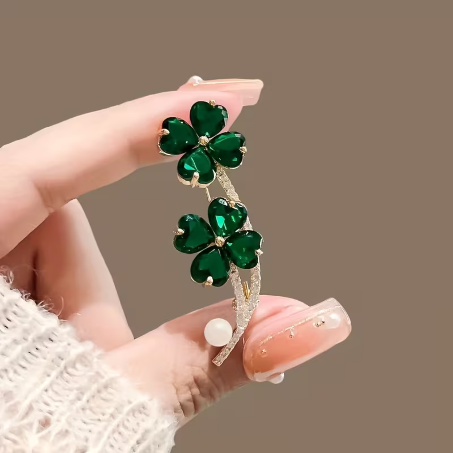 Kinky Pleasure – KPB097 – Metal Pin – Lucky Clover Sparkle Brooch with Pearl Accent