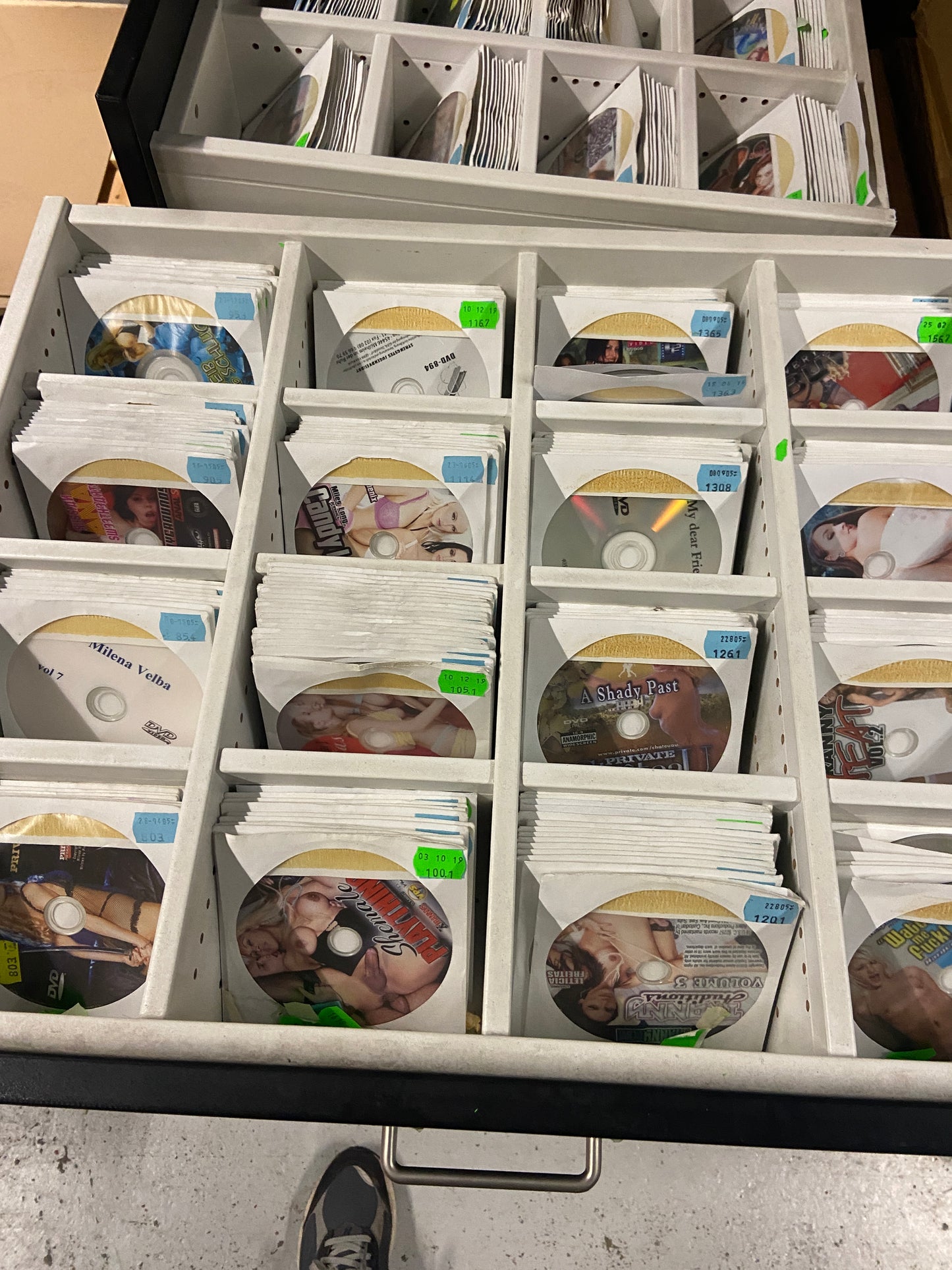 Dvd Mix 100 Titles Packed In White Paper Sleeve with transparant window