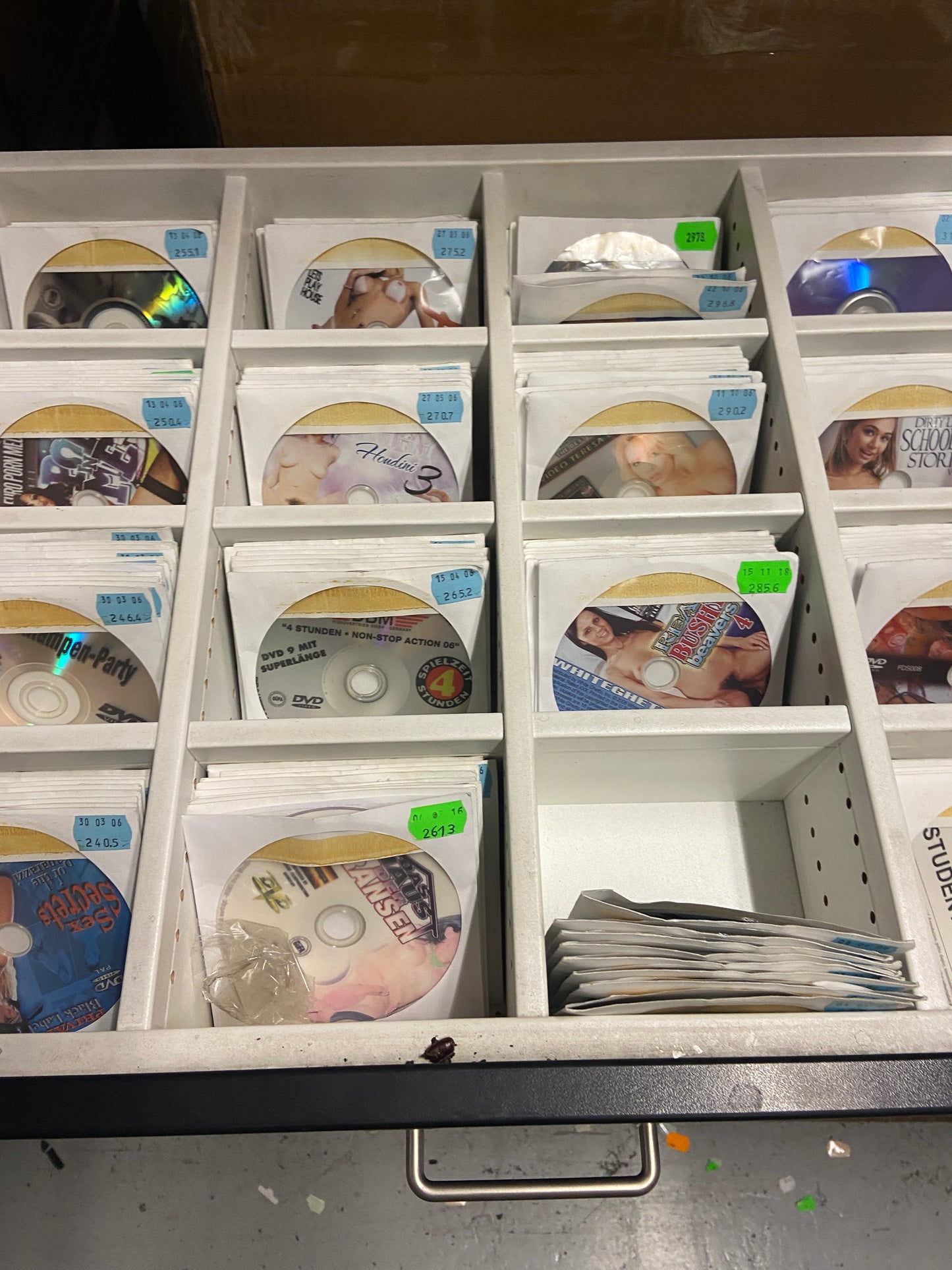 Dvd Mix 100 Titles Packed In White Paper Sleeve with transparant window