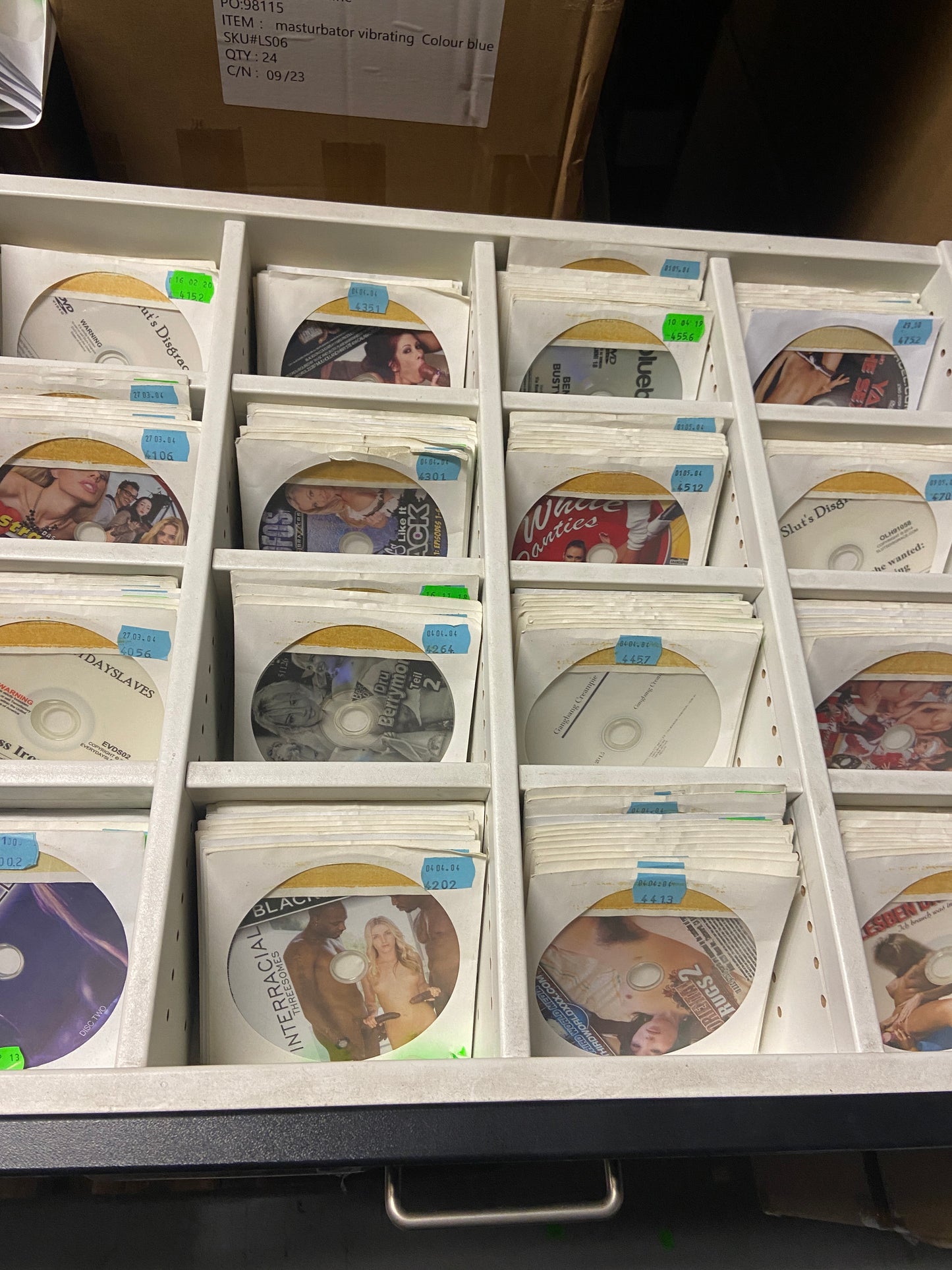 Dvd Mix 100 Titles Packed In White Paper Sleeve with transparant window