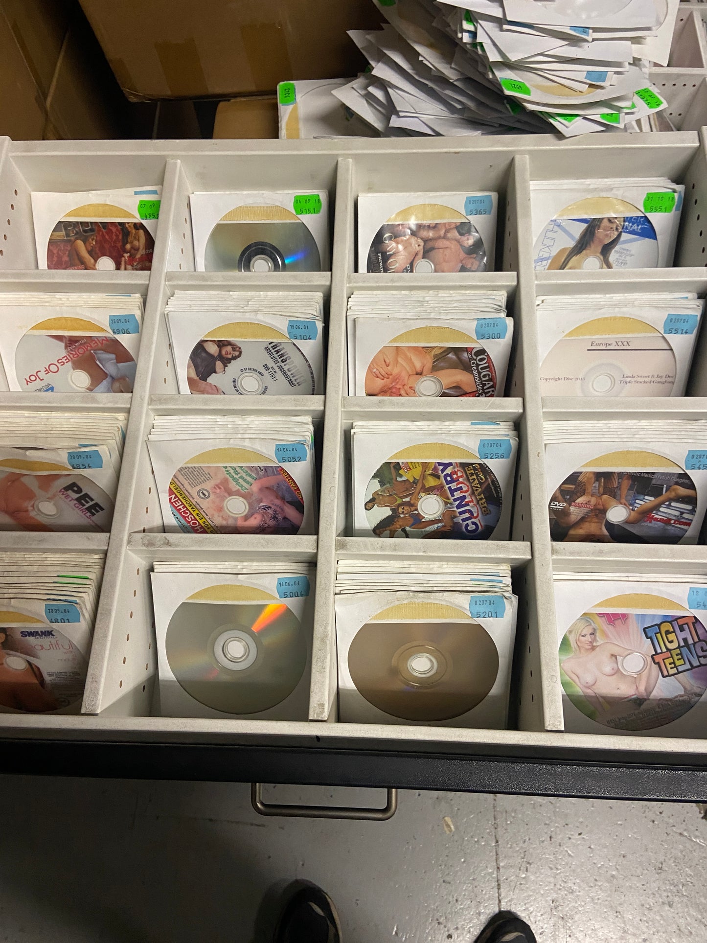 Dvd Mix 100 Titles Packed In White Paper Sleeve with transparant window