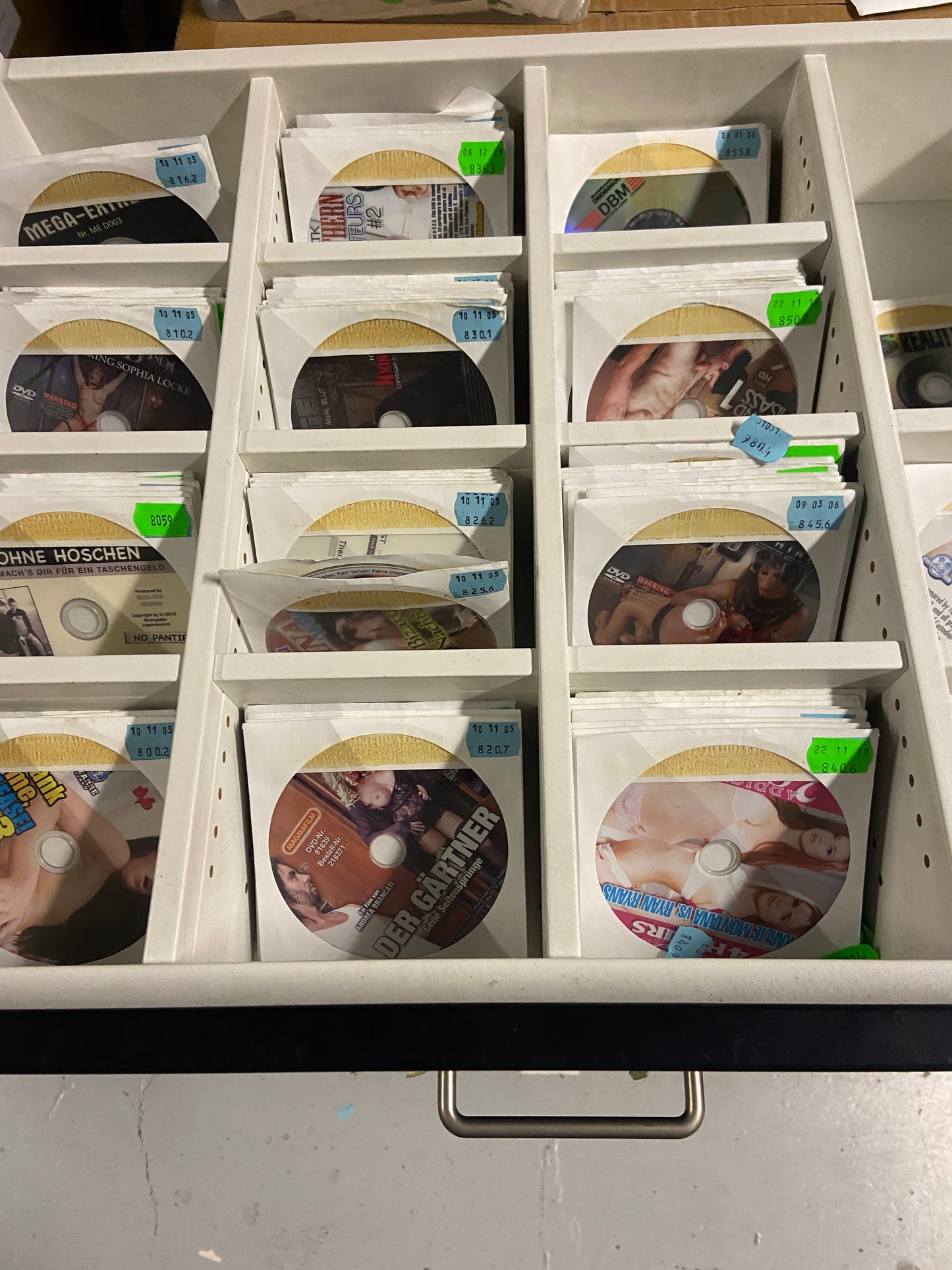 Dvd Mix 100 Titles Packed In White Paper Sleeve with transparant window