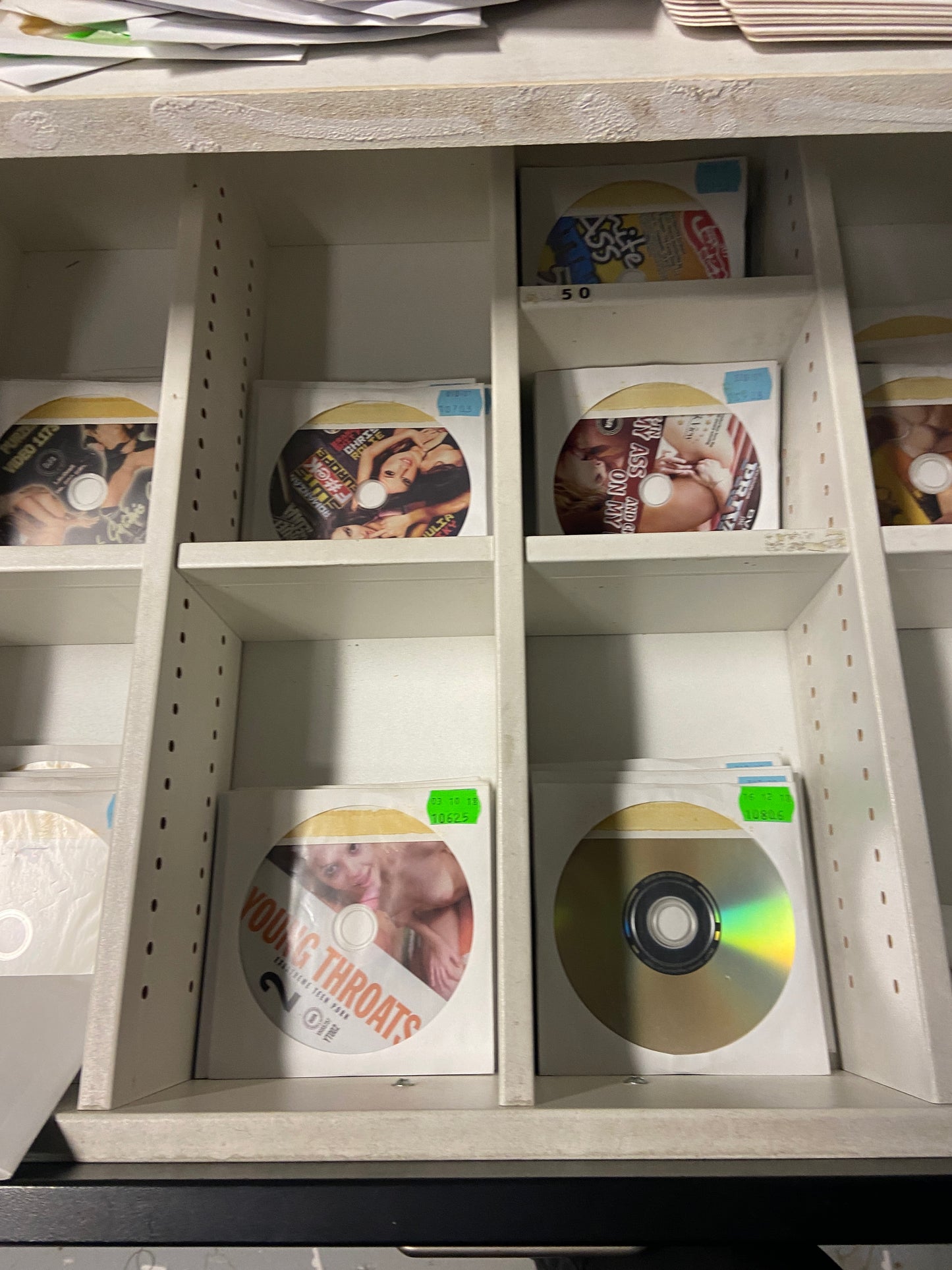 Dvd Mix 100 Titles Packed In White Paper Sleeve with transparant window