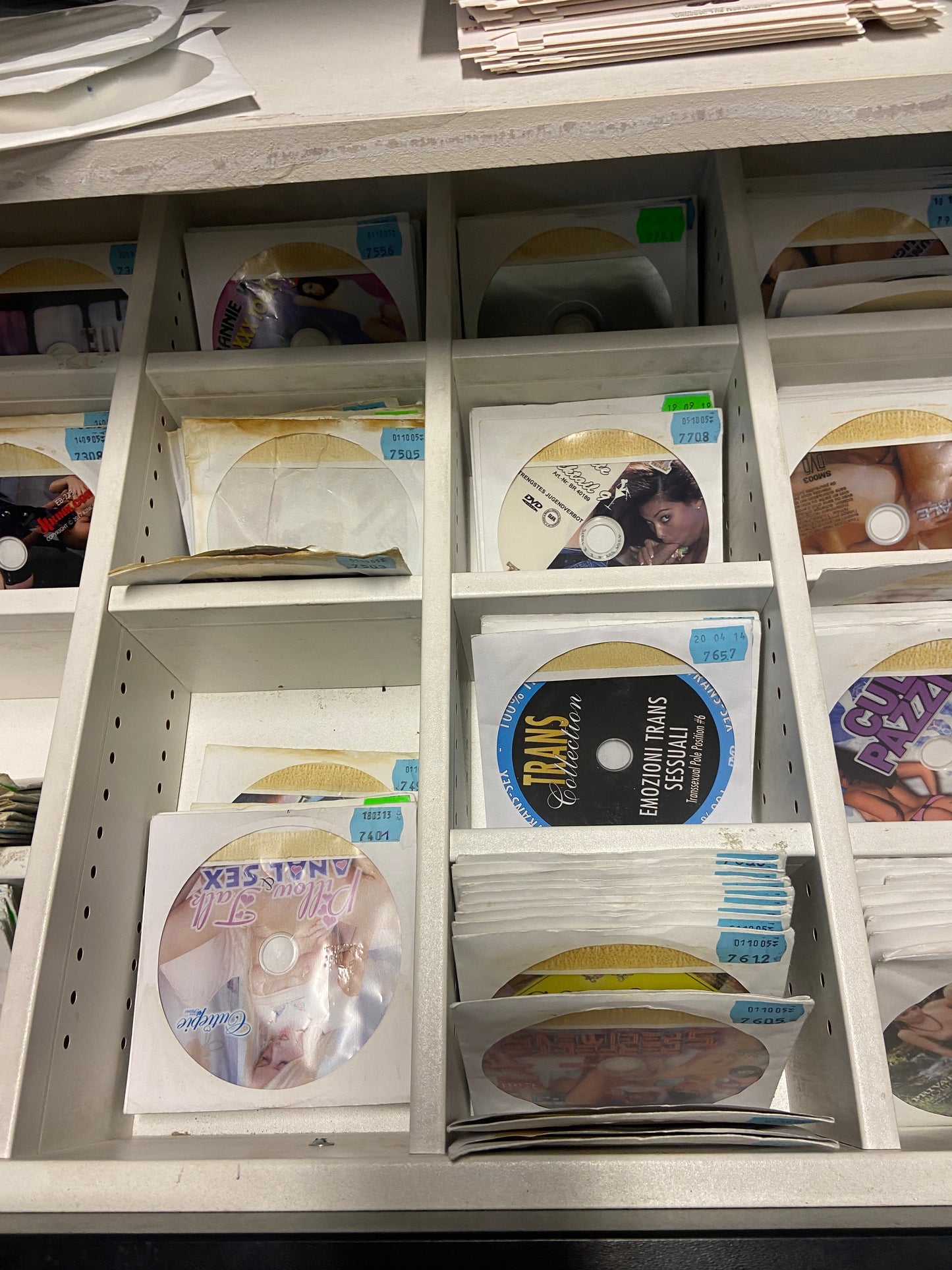 Dvd Mix 100 Titles Packed In White Paper Sleeve with transparant window